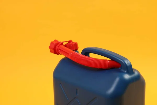 Μπλε Πλαστικό Δοχείο Σωλήνα Πορτοκαλί Φόντο Closeup Χώρος Για Κείμενο — Φωτογραφία Αρχείου