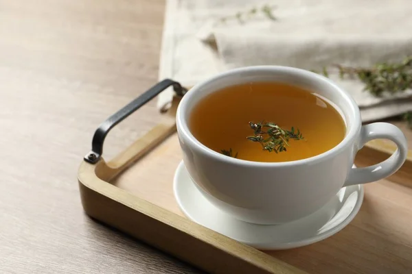 Tahta Masada Taze Kekik Çayı Yakın Plan — Stok fotoğraf