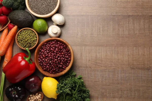 Diferentes Verduras Mesa Madera Plano Espacio Para Texto Dieta Vegana —  Fotos de Stock