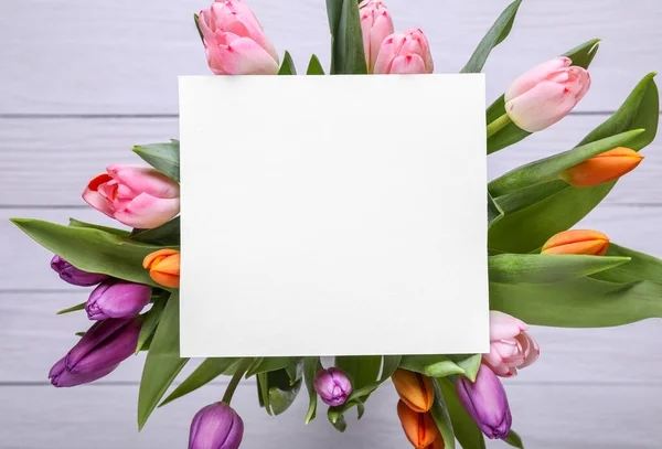 Όμορφο Μπουκέτο Τουλίπες Λευκή Κάρτα Λευκό Ξύλινο Φόντο Πάνω Όψη — Φωτογραφία Αρχείου