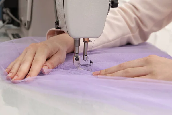 アトリエで機械で新しいドレスを縫製するドレスメーカー クローズアップ — ストック写真