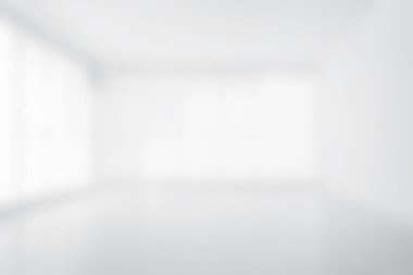 Pencereleri olan boş beyaz oda, bulanık görünüm