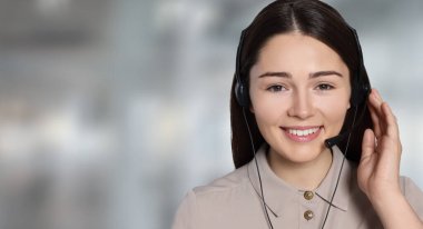 Ofisinde kulaklığı olan yardım hattı operatörü, mesaj için yeri var. Pankart tasarımı