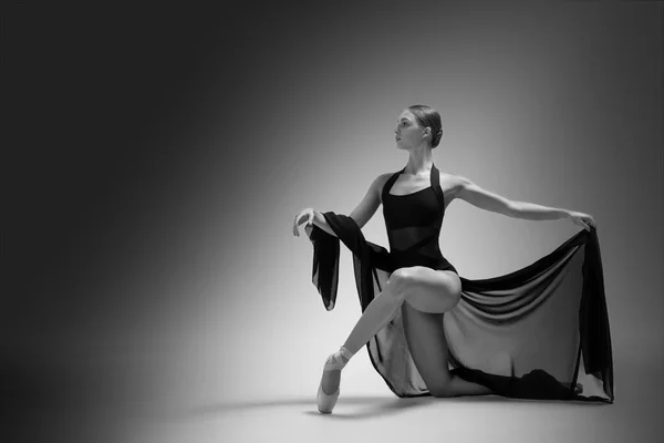 Graziosa Giovane Ballerina Che Pratica Mosse Danza Con Velo Spazio — Foto Stock