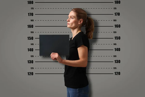 Brottsmord Arresterad Kvinna Med Tomt Kort Mot Längddiagram — Stockfoto