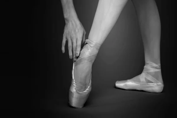 Ballerina Špičatých Botách Detailní Záběr Černobílý Efekt — Stock fotografie