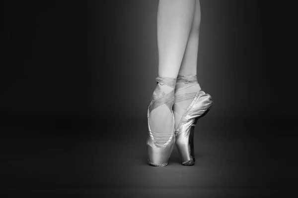 芭蕾舞女穿着尖皮鞋跳舞 特写与文字的空间 黑白分明的效果 — 图库照片