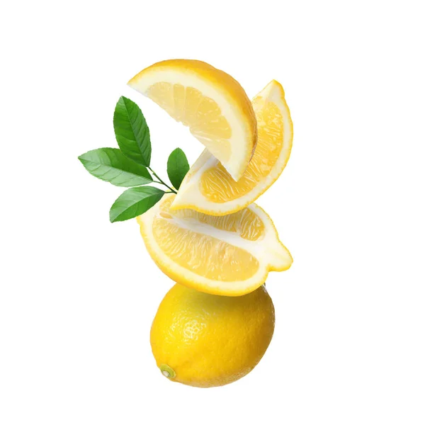 Вырезать Целые Свежие Лимоны Зелеными Листьями Изолированы Белом — стоковое фото