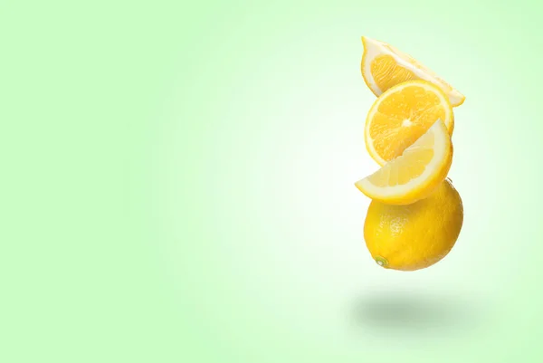 Taglio Limoni Freschi Interi Che Cadono Sfondo Verde Chiaro Spazio — Foto Stock