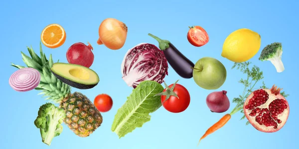 Viel Frisches Gemüse Und Obst Auf Hellblauem Hintergrund — Stockfoto