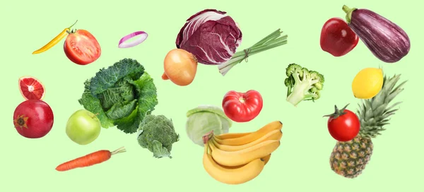 Många Färska Grönsaker Och Frukter Faller Ljusgrön Bakgrund — Stockfoto