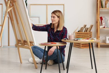 Stüdyoda resim yapan güzel bir kadın. Yaratıcı hobi