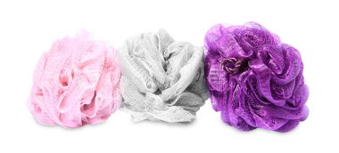 Beyaz arka planda yeni duşlar. Kişisel temizlik.