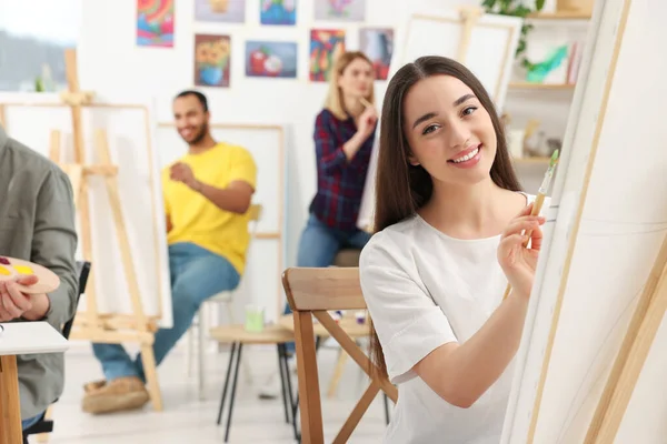 Grupo Estudiantes Que Asisten Clases Pintura Estudio Pasatiempo Creativo — Foto de Stock