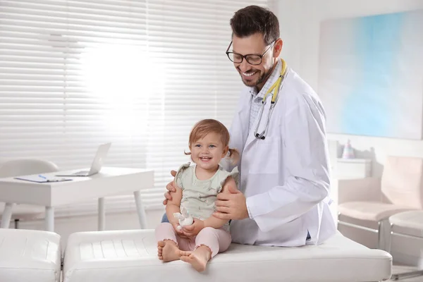 Pediatra Examinando Lindo Bebé Clínica — Foto de Stock