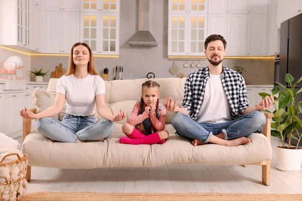 Pais Meditando Enquanto Sua Filha Fica Entediada Casa Harmonia Zen — Fotografia de Stock
