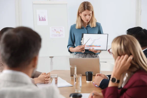 Kadını Ofiste Toplantı Çizelgesini Gösteriyor — Stok fotoğraf