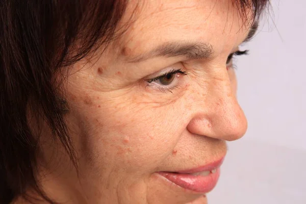 Perawatan Kulit Wanita Senior Pada Latar Belakang Putih Closeup — Stok Foto