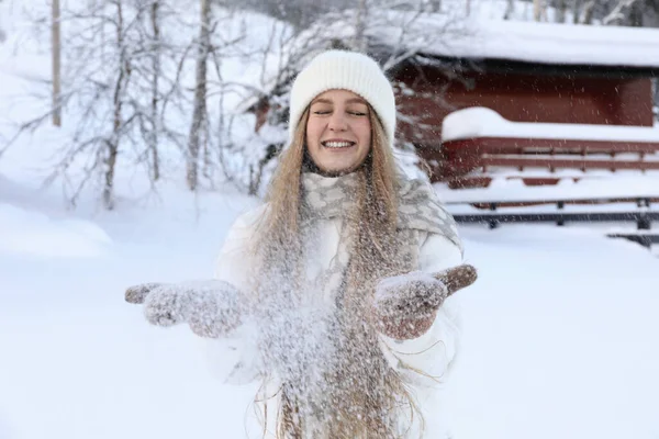 Vintersemester Vacker Kvinna Leker Med Snö Utomhus — Stockfoto
