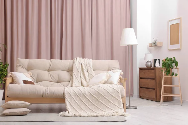 Bequemes Sofa Kissen Und Decke Gemütlichen Zimmer Innenarchitektur — Stockfoto