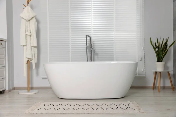 Interior Elegante Casa Banho Com Banheira Cerâmica Planta Sala — Fotografia de Stock
