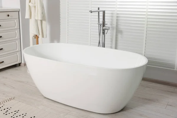 Stilvolles Badezimmer Mit Weißer Keramikwanne — Stockfoto