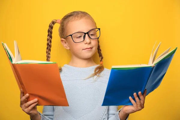 Söt Liten Flicka Med Glasögon Och Läroböcker Gul Bakgrund — Stockfoto
