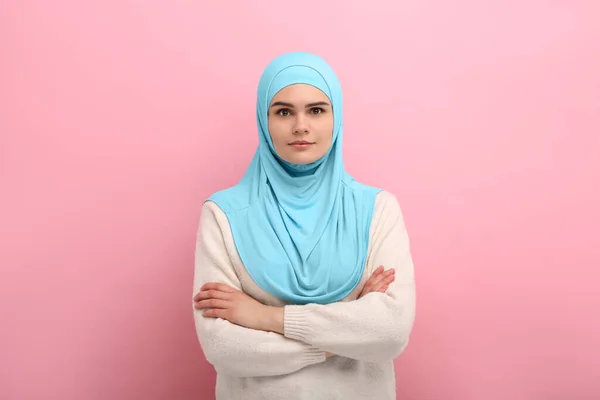 Pembe Arka Planda Tesettürlü Müslüman Kadın Portresi — Stok fotoğraf