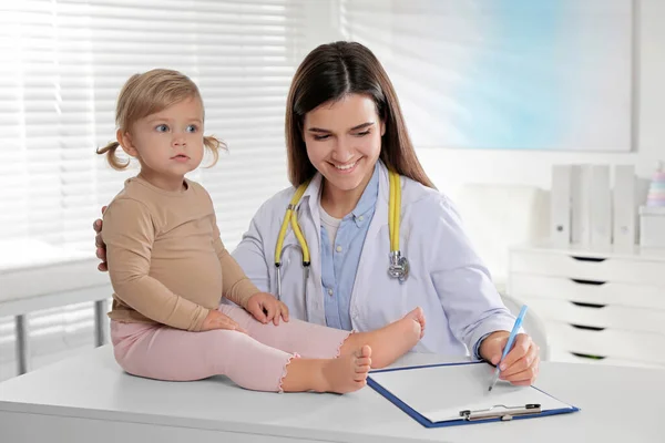 Pediatriker Undersöker Söt Liten Bebis Kliniken — Stockfoto