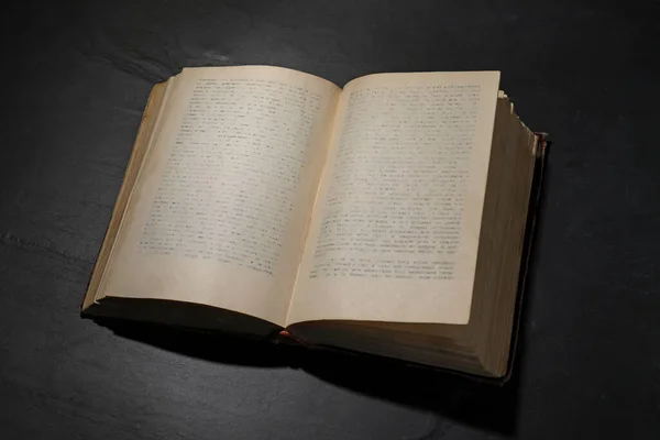 Siyah Masanın Üzerinde Açık Bir Ciltli Kitap — Stok fotoğraf
