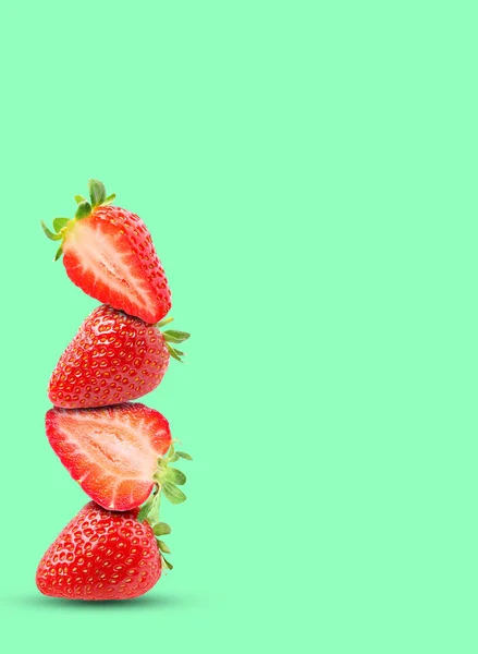 Stapel Frischer Erdbeeren Auf Aquamarin Hintergrund Platz Für Text — Stockfoto