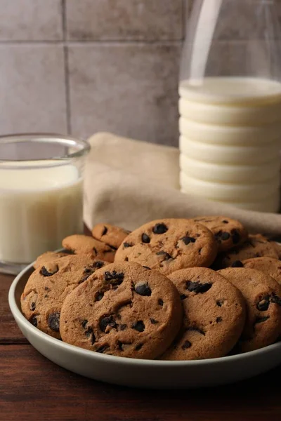 Delicious Chocolate Chip Cookies Milk Wooden Table Closeup — Stock Photo, Image
