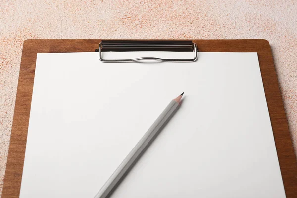 Nieuw Klembord Met Blanco Papier Potlood Kleur Getextureerde Tafel Close — Stockfoto