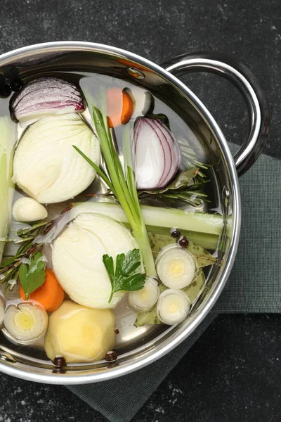 Diferentes Ingredientes Para Cocinar Sabroso Caldo Olla Sobre Mesa Negra —  Fotos de Stock