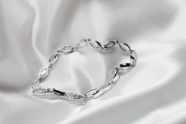 Prachtige Armband Met Edelstenen Witte Stof Luxe Sieraden — Stockfoto