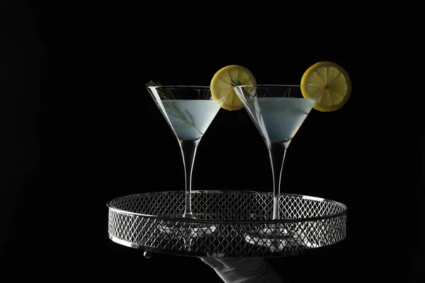 Waiter Holding Elegant Tray Martini Glasses Fresh Cocktail Black Background — Stock Photo, Image