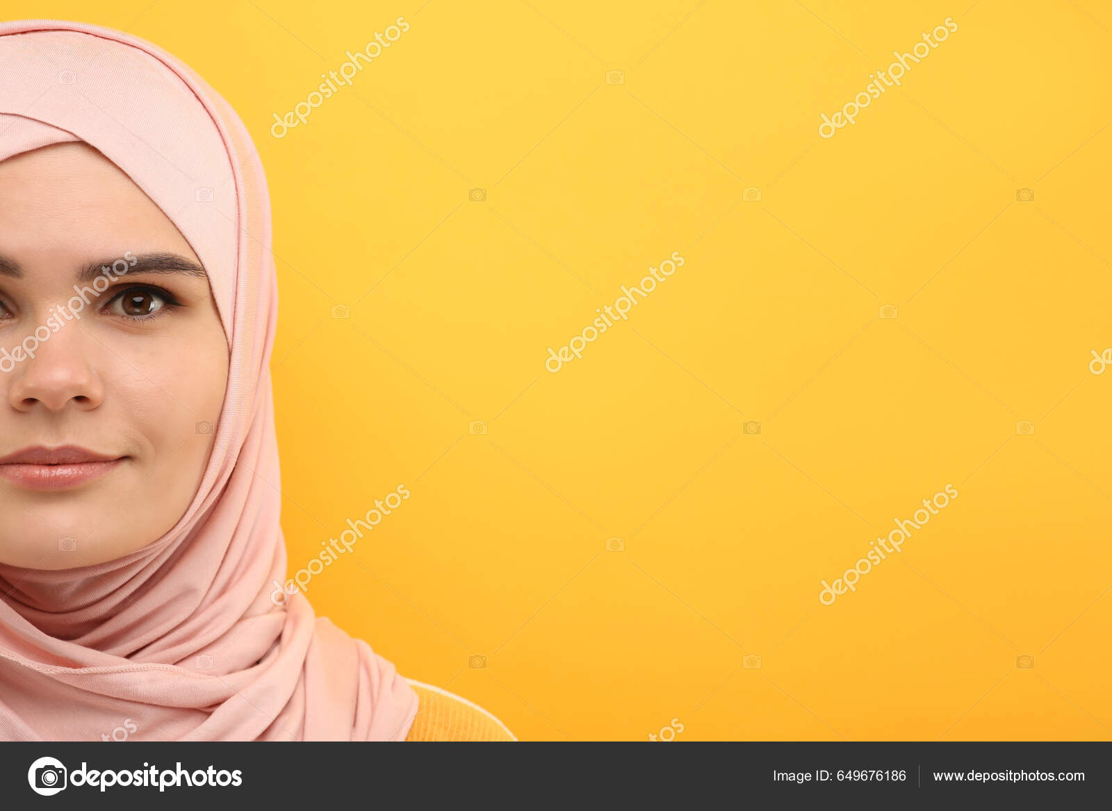 Muslimische Frau Hijab Auf Orangefarbenem Hintergrund Platz Für Text -  Stockfotografie: lizenzfreie Fotos © NewAfrica 649676186 | Depositphotos