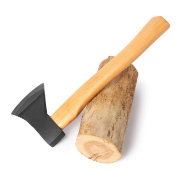Beyaz arkaplanda metal balta ve tahta kütüğü