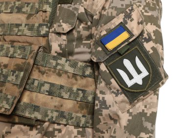 Ukrayna bayraklı asker ve askeri üniformalı mızrak beyaz arka planda, yakın plan