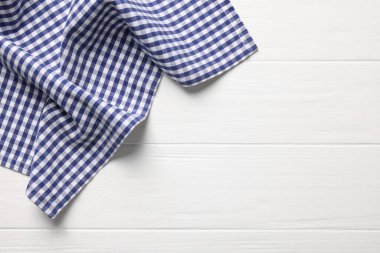 Ahşap masada mavi kareli masa örtüsü, üst manzara. Metin için boşluk