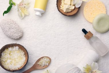 Beyaz havludaki farklı kozmetik ürünlerden yapılmış çerçeve düz yatak ve metin için alan. Spa bileşimi
