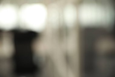 Ofiste masaları ve sandalyeleri olan rahat çalışma alanlarının bulanık görüntüsü