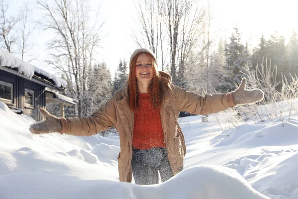 Lycklig Kvinna Leker Med Snö Utomhus Vintersemester — Stockfoto