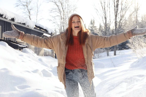 情绪激动的女人在户外玩雪 — 图库照片