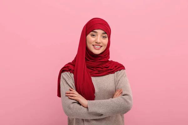 ピンクの背景にヒジャーブにおけるムスリム女性の肖像 — ストック写真