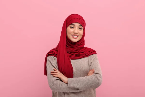 Porträtt Muslimsk Kvinna Hijab Rosa Bakgrund — Stockfoto