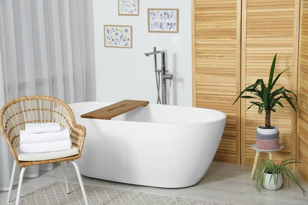 Elegante Banheira Branca Cadeira Com Toalhas Banheiro Design Interiores — Fotografia de Stock