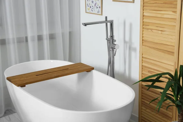 浴室のスタイリッシュな白い浴槽 インテリアデザイン — ストック写真