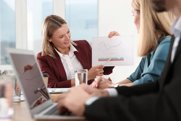 Businesswoman Showing Chart Meeting Office — Stock Photo, Image