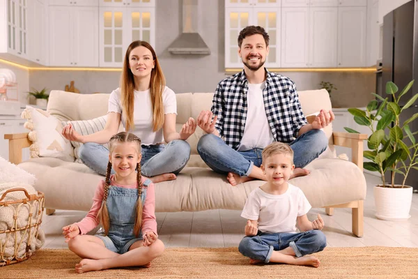 Šťastná Rodina Meditující Spolu Doma Harmonie Zen — Stock fotografie